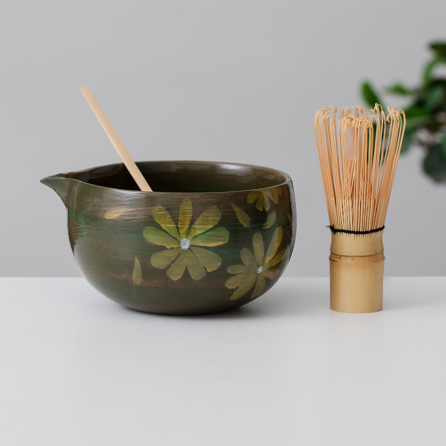 Hand Painted Daisy Matcha set with Chasen Holder Matcha Bowl with Spout Matcha Tea Ceremony Set, Gift for Grandma