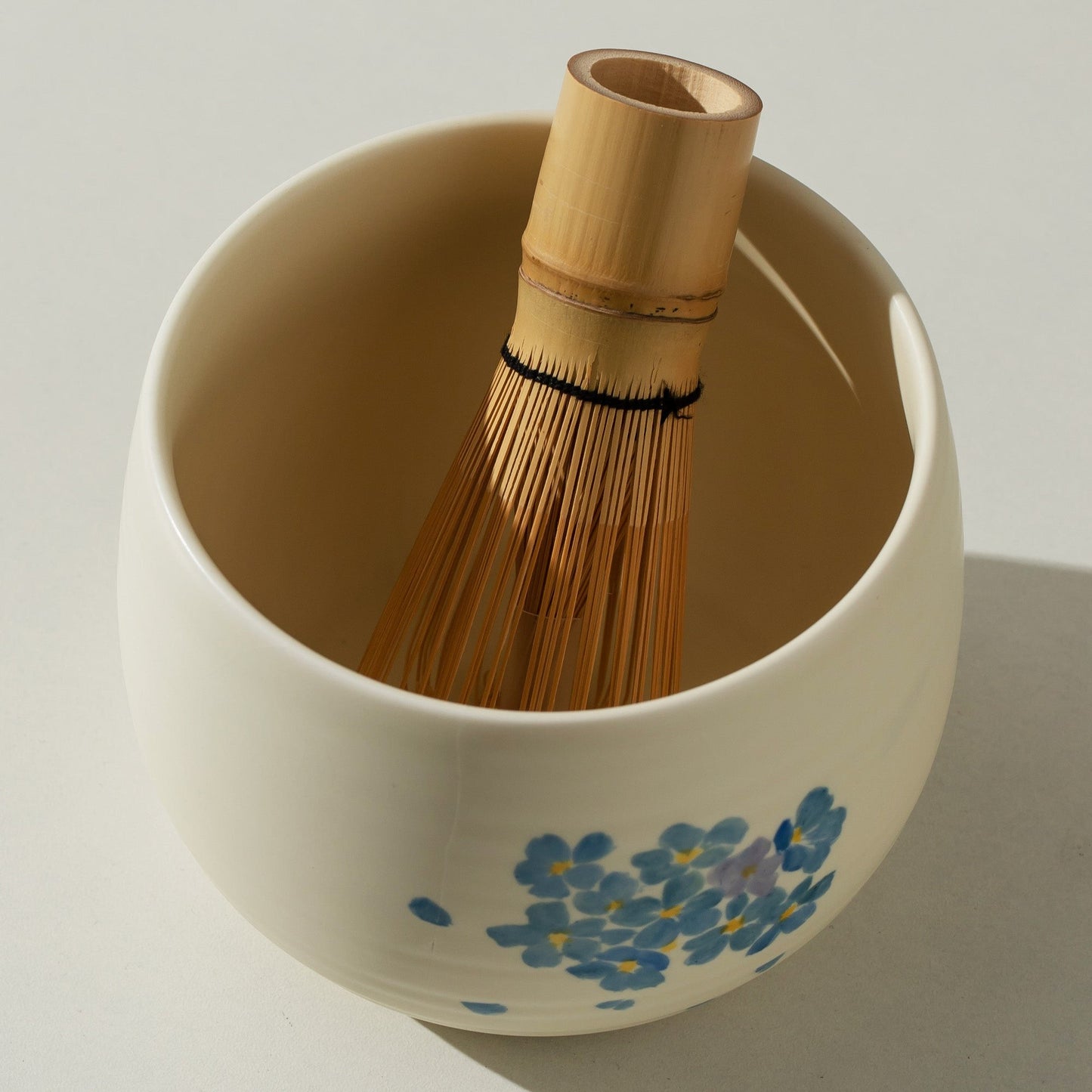 Hand Painted Forget-me-not Flower Matcha Gift Set Matcha Bowl with Chasen Holder and Bamboo Whisk & scoop, Gift Ideas